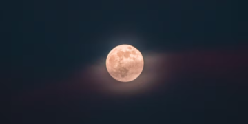 القمر العملاق و شهب Perseid تنير سماء كندا يوم غد