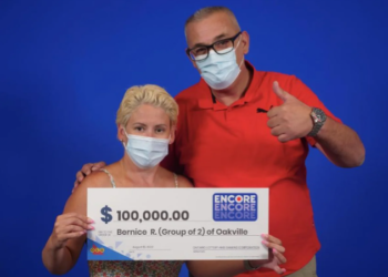 صديقان يربحان 100000 دولار في سحب Lotto Max