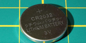 طفل يخرج من المستشفى بعد 10 أيام بسبب بلعه بطارية” ليثيوم”