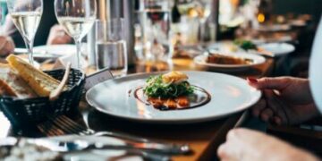 التحقيق في حالات تسمّم عدد من الأشخاص بعد تناول وجبات في أحد المطاعم