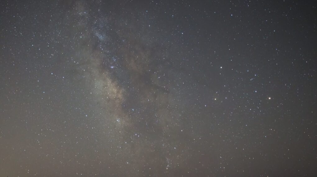 سكان مونتريال يشاهدون أضواء غريبة في سماء المدينة( فيديو )