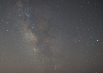 سكان مونتريال يشاهدون أضواء غريبة في سماء المدينة( فيديو )