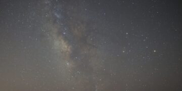 سكان مونتريال يشاهدون أضواء غريبة في سماء المدينة( فيديو )