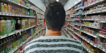 خبير اقتصادي: يجب على المتسوقين غض النظر عن تواريخ الصلاحية للخضار والفواكه للحد من هدر المواد الغذائية