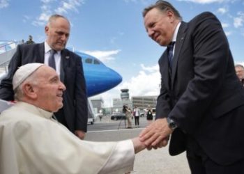 انتقادات لفرانسوا لوغو بعد مقابلته البابا بدون ارتداء كمامة