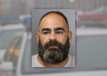 شرطة Longueuil تعتقل رجلاً بتهمة الاحتيال على أشخاص مسنين