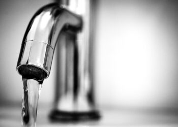 سكان “سان هنري” يبحثون عن تفسير لتدفق المياه الصفراء من صنابير منازلهم