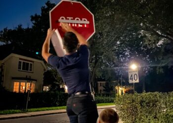 تخريب لافتات الوقوف في” ماونت رويال ” المكتوبة بالإنكليزية