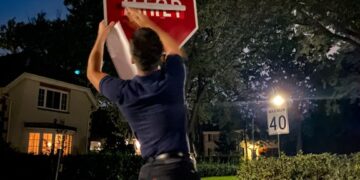 تخريب لافتات الوقوف في” ماونت رويال ” المكتوبة بالإنكليزية