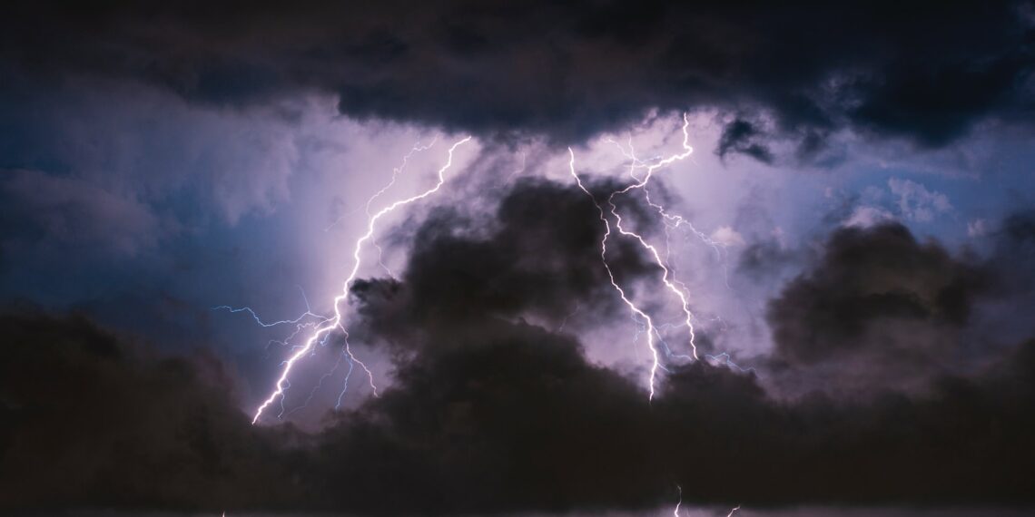 عشرات الآلاف من المنازل ما زالت بدون كهرباء بعد عاصفة نهاية الأسبوع في كيبيك