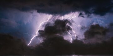 عشرات الآلاف من المنازل ما زالت بدون كهرباء بعد عاصفة نهاية الأسبوع في كيبيك