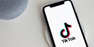 امرأة تتعرض للاحتيال بمبلغ 11000 دولار عبر تطبيق TikTok
