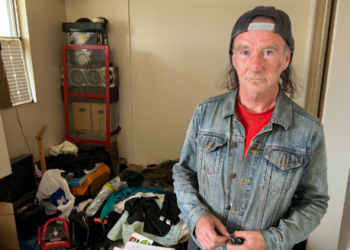 إعادة التيار الكهربائي إلى منزل هذا الرجل بعد انقطاعه منذ عام 2014