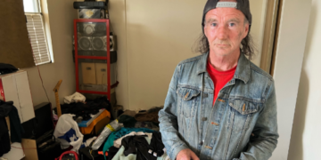 إعادة التيار الكهربائي إلى منزل هذا الرجل بعد انقطاعه منذ عام 2014