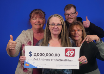 فوز مجموعة من زملاء العمل في أونتاريو بـ 2 مليون دولار