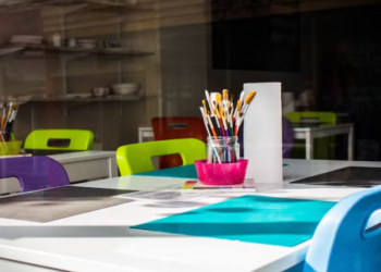 اختيار 19 معلماً من ميشغان للمشاركة في حملة Clear the List