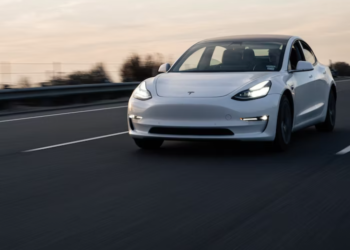 “تسلا ” تستدعي حوالي 1.1 مليون سيارة