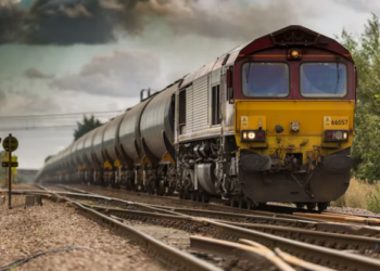 خروج قطار عن مساره يسبب حادثاً مرورياً في Warren