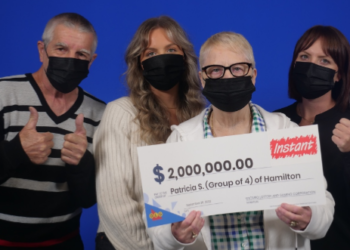 عائلة من أونتاريو تربح 2 مليون دولار في اليانصيب
