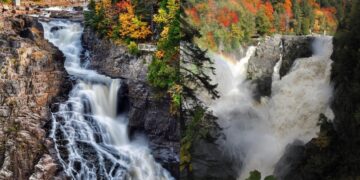 9 شلالات مثالية لرحلات الخريف اليومية بالقرب من مونتريال