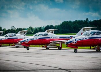 استمتع بأجمل العروض الجوية مع عشرات الطائرات الصغيرة بالقرب من مونتريال