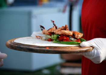 مطاعم كيبيك تقدم أجوراً أعلى لتحفيز العمال على العمل