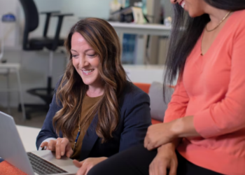 برنامج مجاني يوفر تدريباً على الكمبيوتر للنساء الجديدات في سوق العمل