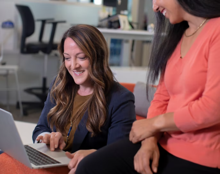 برنامج مجاني يوفر تدريباً على الكمبيوتر للنساء الجديدات في سوق العمل