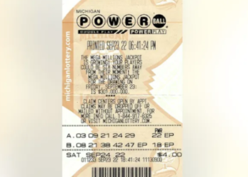 رجل يربح مليون دولار في سحب Powerball في ميشغان