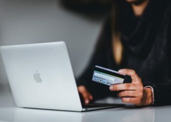 التضخم والخصومات الخادعة تؤرق المتسوقين الكنديين مع اقتراب موسم الأعياد