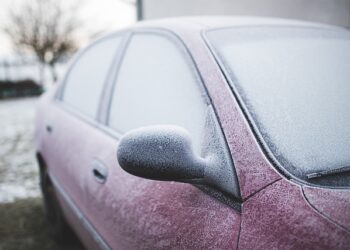 كيف تتجنب تجمّد نوافذ السيارات وتوقفها عن العمل خلال الشتاء؟