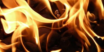 حريق ضخم يدمر مبنى قيد الانشاء في Plateau-Mont-Royal