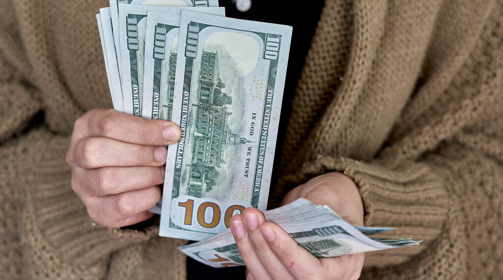 امرأة تفوز بجائزتي يانصيب في نفس اليوم