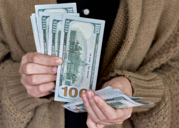 امرأة تفوز بجائزتي يانصيب في نفس اليوم