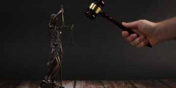 مدبرة منزل تحصل على 12000 دولار كتعويض نتيجة فصلها تعسفياً بعد تغييبها بسبب المرض