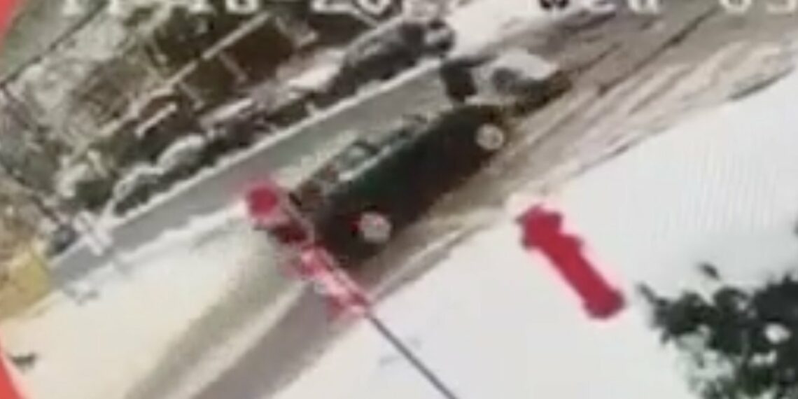 فيديو يُظهر سائقاً يصدم طفلة رضيعة في عربة أطفال