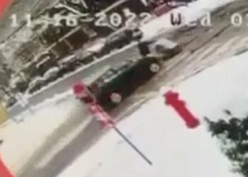 فيديو يُظهر سائقاً يصدم طفلة رضيعة في عربة أطفال