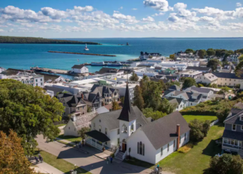 أفضل 13 بلدة في ميشغان لقضاء عطلة ساحرة في الغرب الأوسط