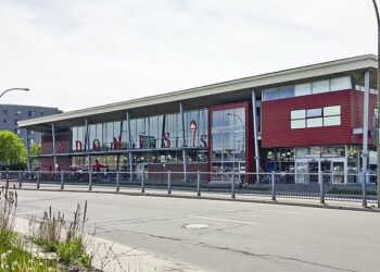 محكمة العمل الإدارية تطلب من متاجر ADONIS التوقف عن عرقلة حملة ضمّ العمال للنقابات