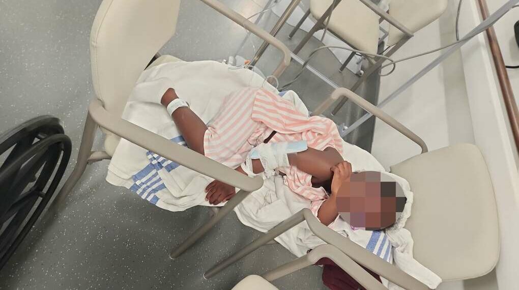 طفلة صغيرة مُصابة بالتهاب رئوي تنتظر 40 ساعة في قسم الطوارئ