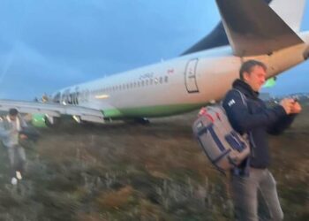 طائرة تابعة لشركة “Flair Airlines” تنحرف عن المدرج أثناء الهبوط في مطار “واترلو”