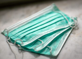 مسؤولو الصحة يحثون على ارتداء الكمامات في الأماكن الداخلية