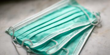 مسؤولو الصحة يحثون على ارتداء الكمامات في الأماكن الداخلية