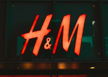 تخفيضات تصل إلى 70 بالمئة لدى H&M في عروضات الجمعة السوداء