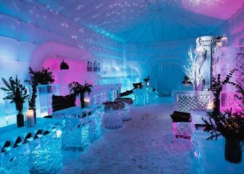 استكشف هذا البار الجليدي الضخم بجوار قناة Lachine في مونتريال