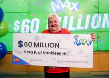 60 مليون دولار من نصيب امرأة عمرها 83 عاماً