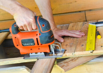 برامج عملية تشجع شباب لافال على العودة إلى المدرسة والدخول في المهن الحرفية