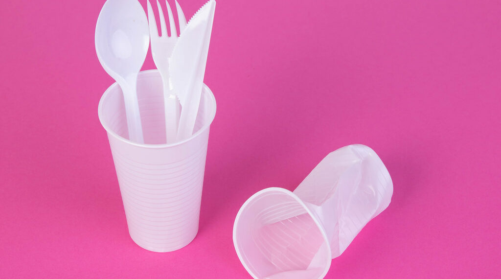 حظر تصنيع واستيراد المواد البلاستيكية المستخدمة لمرة واحدة في كندا يبدأ الأسبوع المقبل