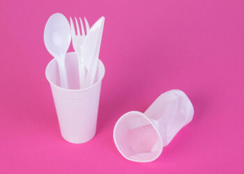 حظر تصنيع واستيراد المواد البلاستيكية المستخدمة لمرة واحدة في كندا يبدأ الأسبوع المقبل