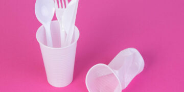 حظر تصنيع واستيراد المواد البلاستيكية المستخدمة لمرة واحدة في كندا يبدأ الأسبوع المقبل